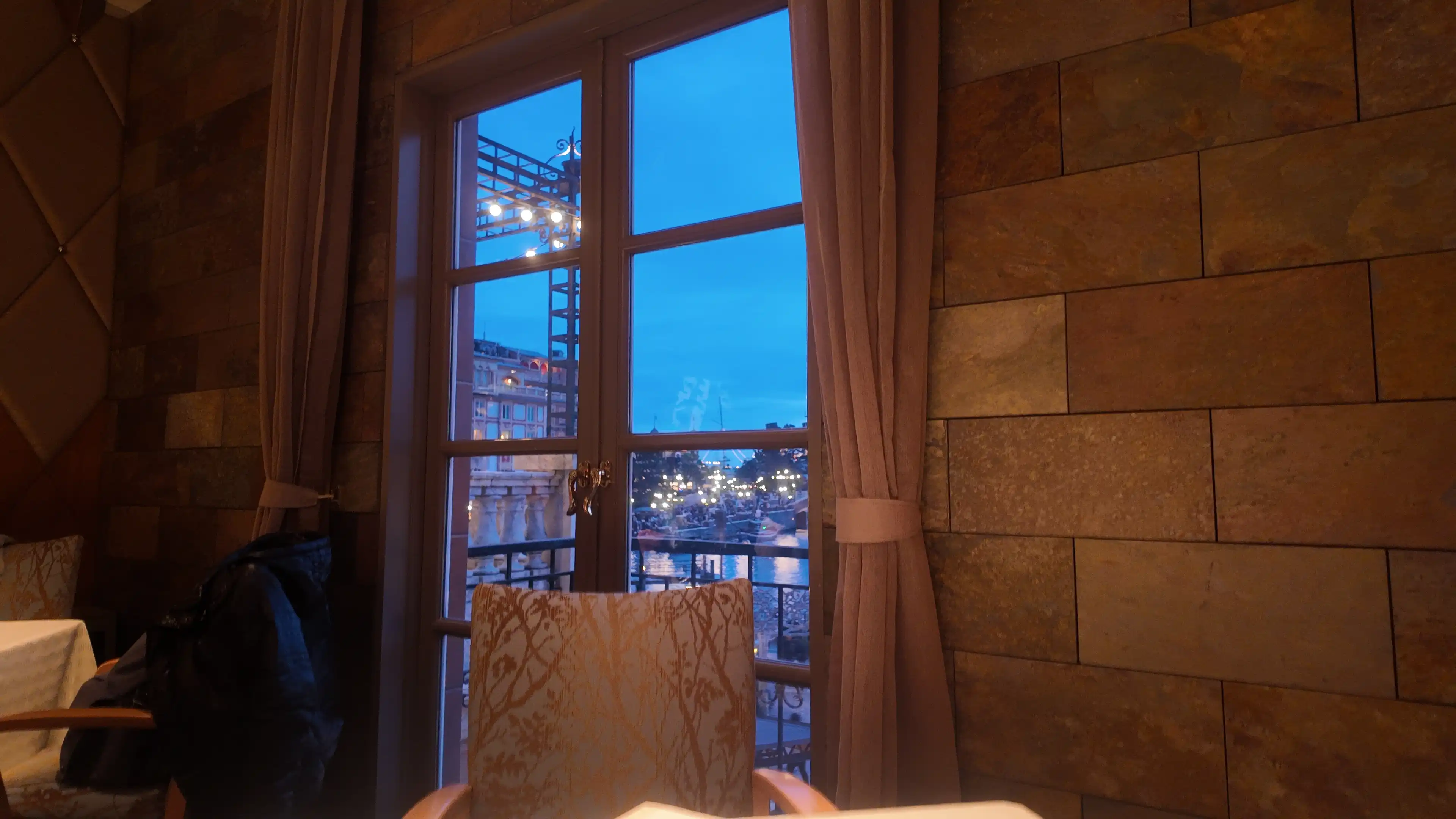 ホテルミラコスタ オチェーアノの窓側席