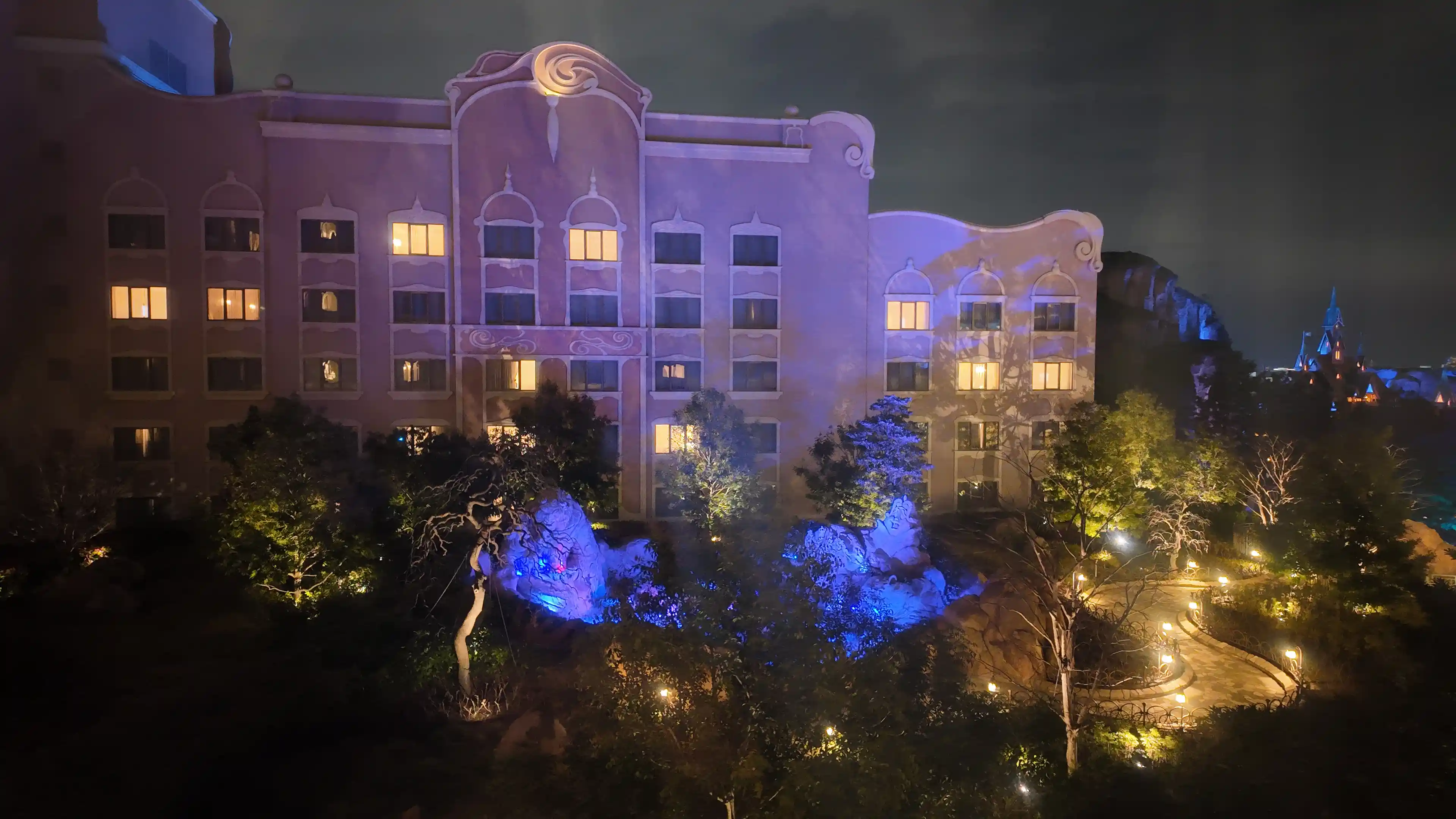 ファンタジースプリングスホテル客室から見た夜のローズコート