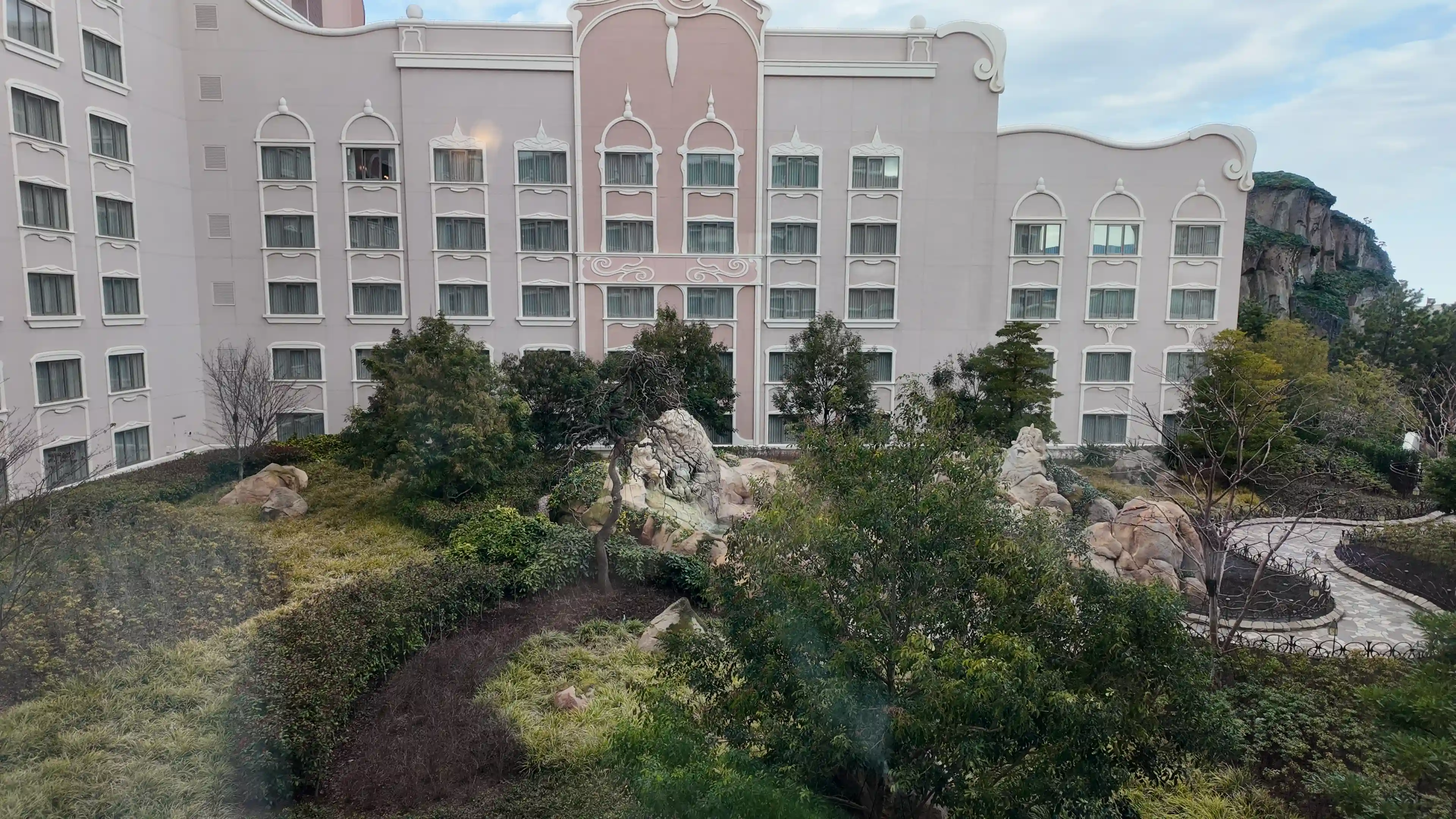 ファンタジースプリングスホテル客室から見たローズコート