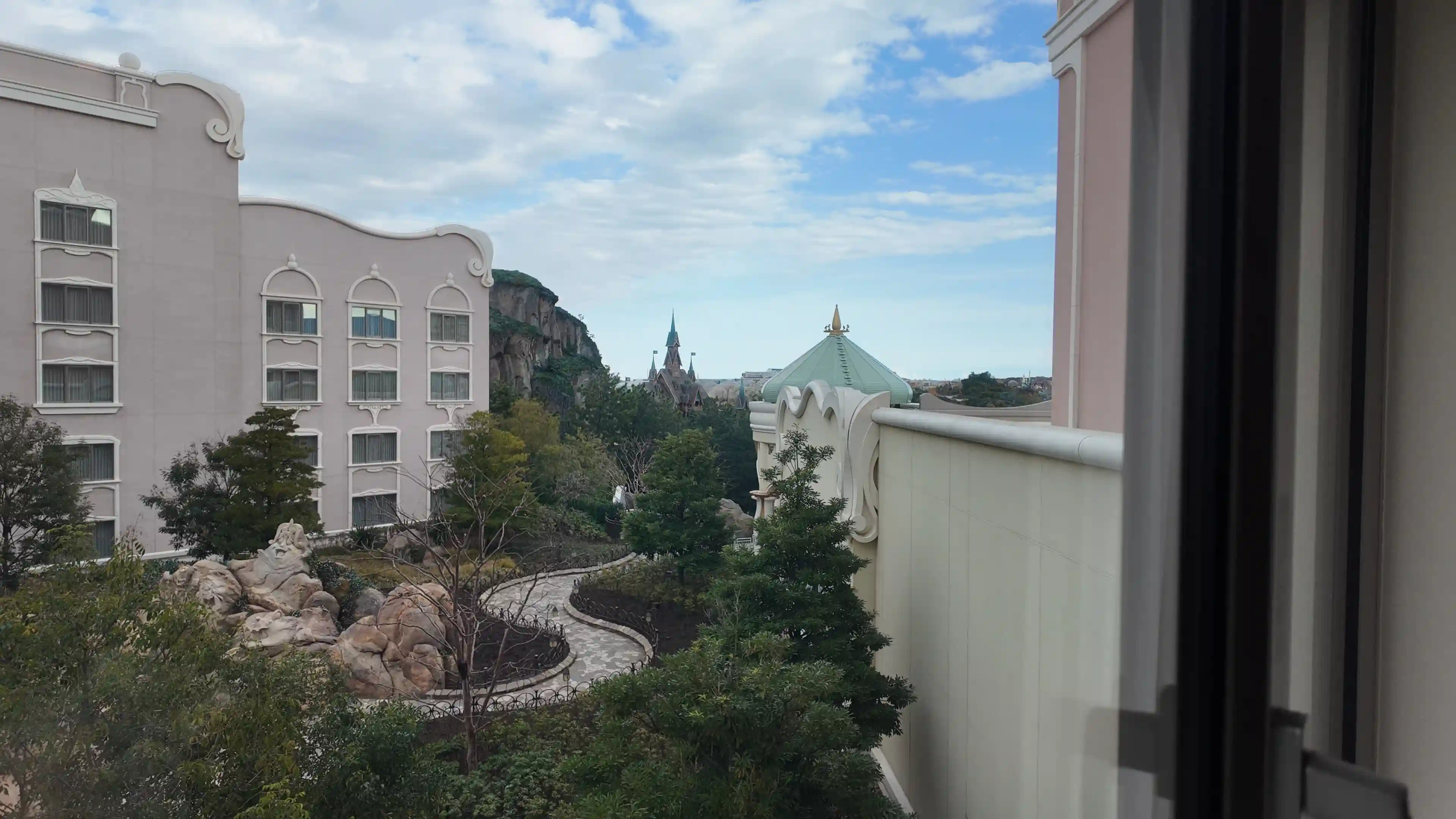 ファンタジースプリングスホテル客室から見えるアレンデール城