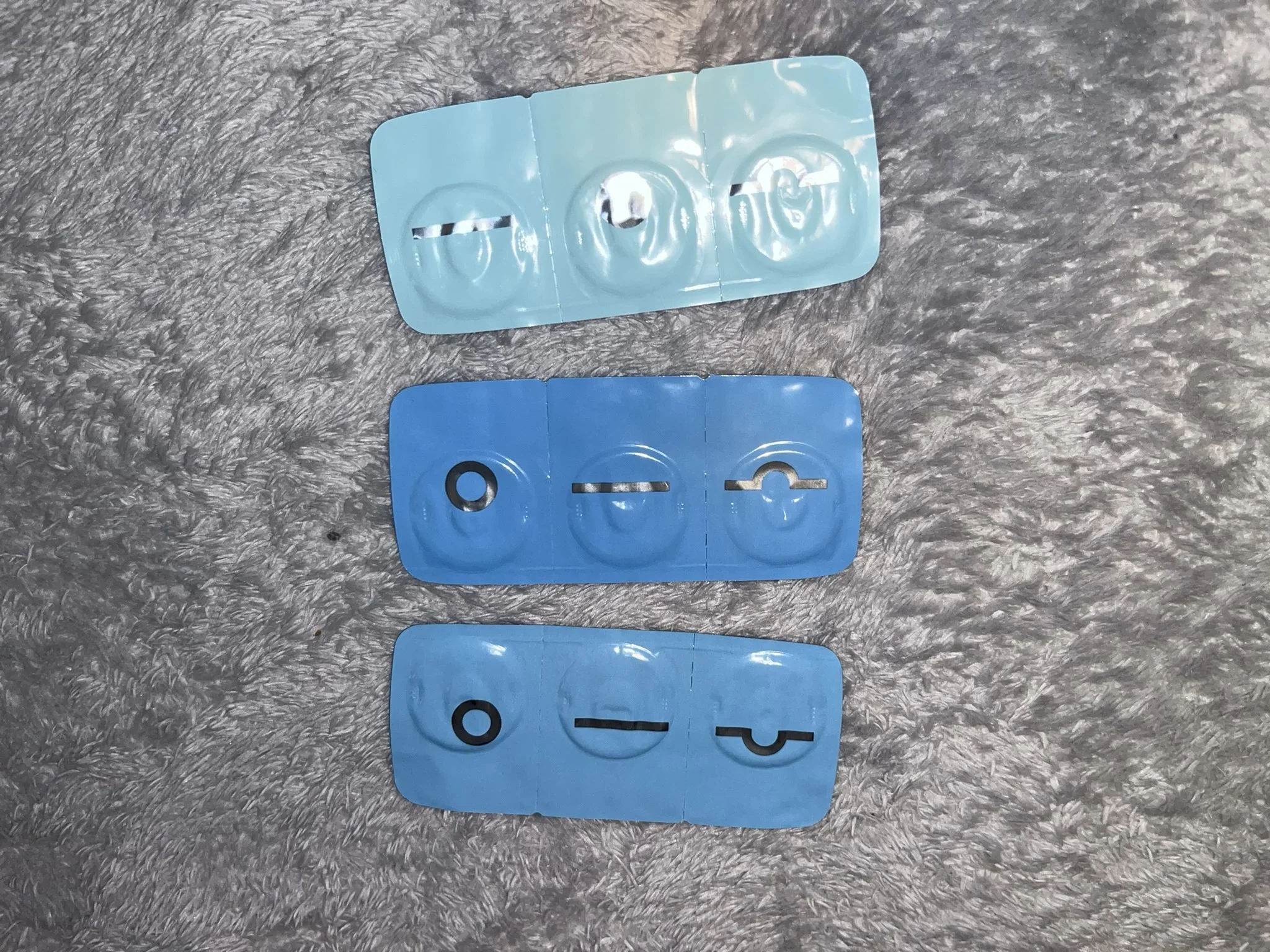 1DAYメニコン Magicの個包装を複数並べた写真。薄いフラットパックが特徴。