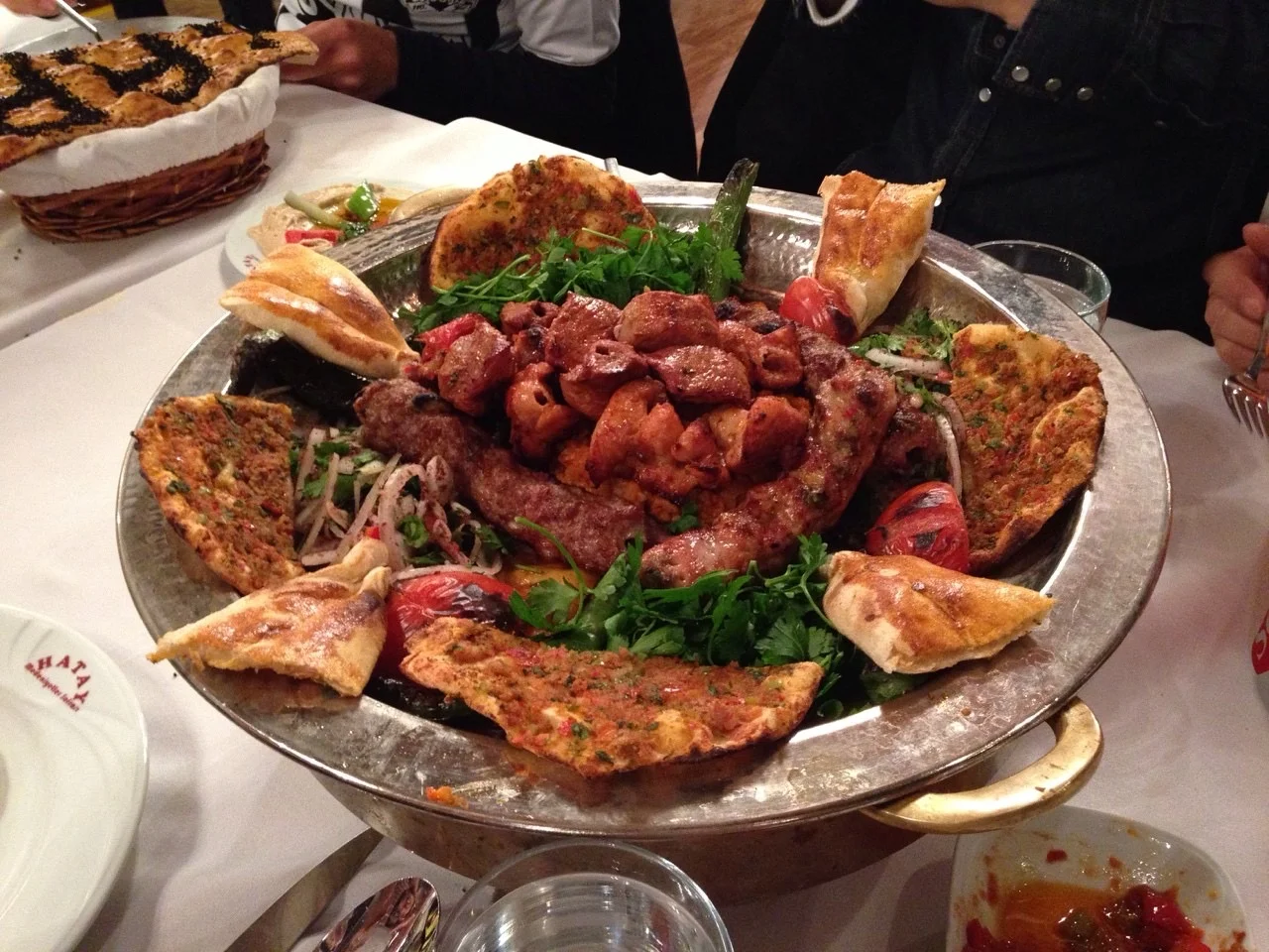 イスタンブールのレストランで出てきた大皿のケバブ料理。大きな銅の器にケバブや野菜が盛られている。