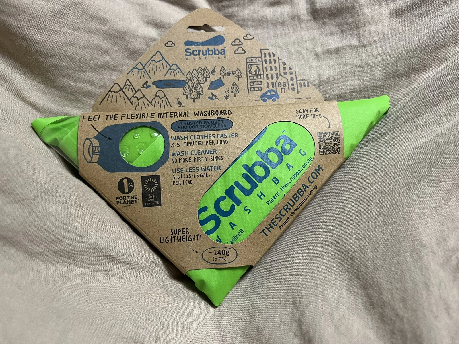 折りたたまれたScrubba Wash Bagのパッケージ表面