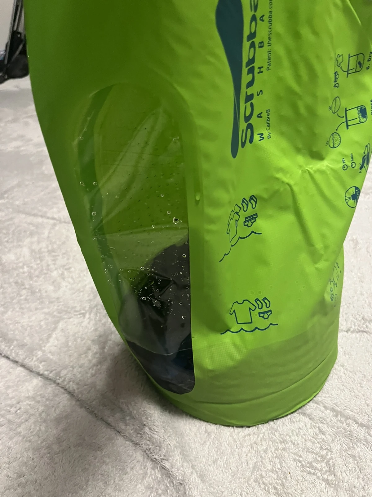 衣類と水を入れて使用しているScrubba Wash Bag