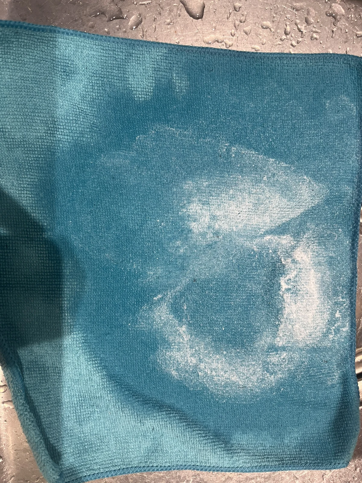 約350mg/Lの硬水でスノールを使った後に青い布へ付着した白い石けんカス