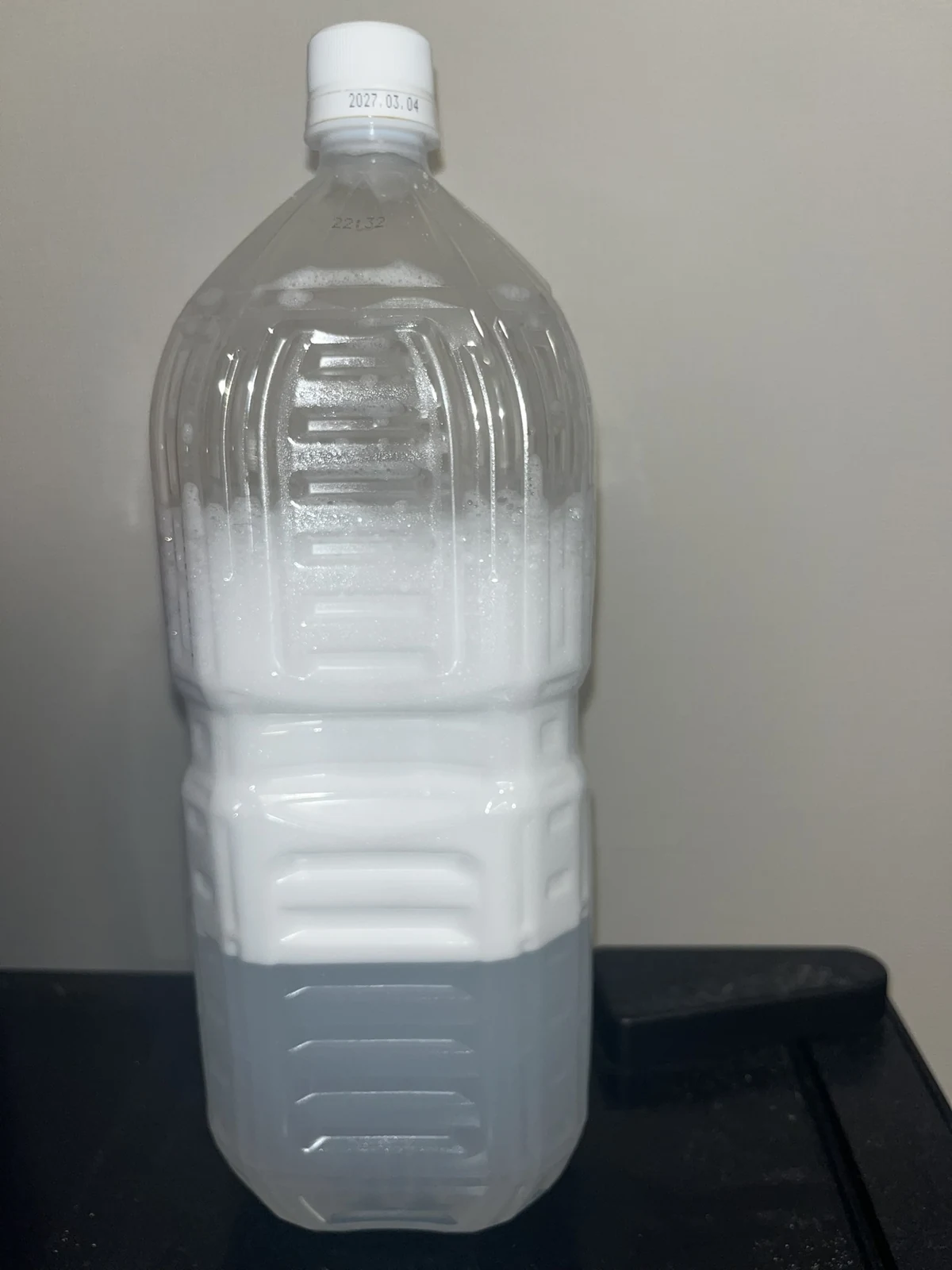 水道水にスノールを入れて振った試験ボトル