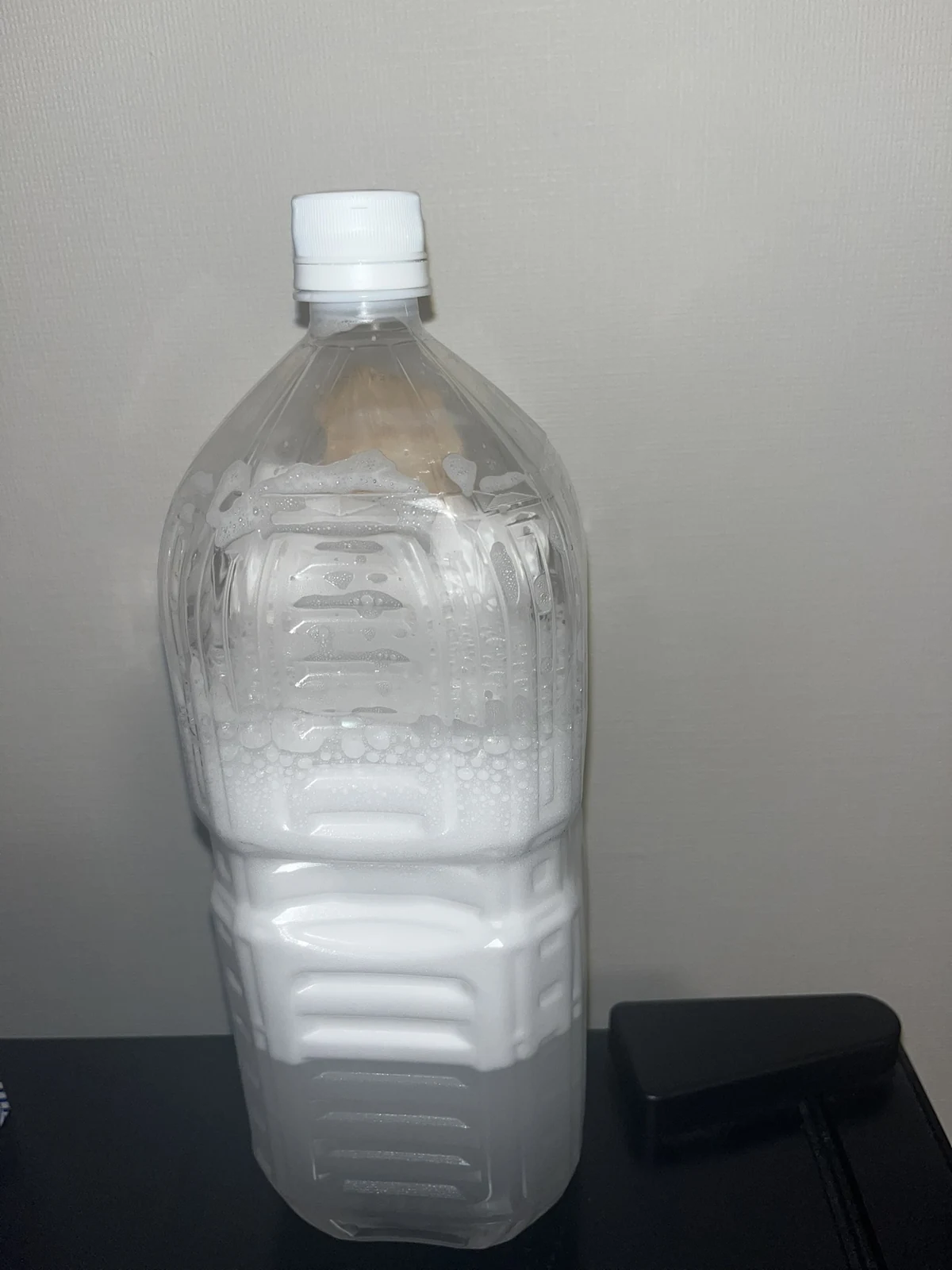 約350mg/Lの硬水にTru Earthを入れた試験ボトル