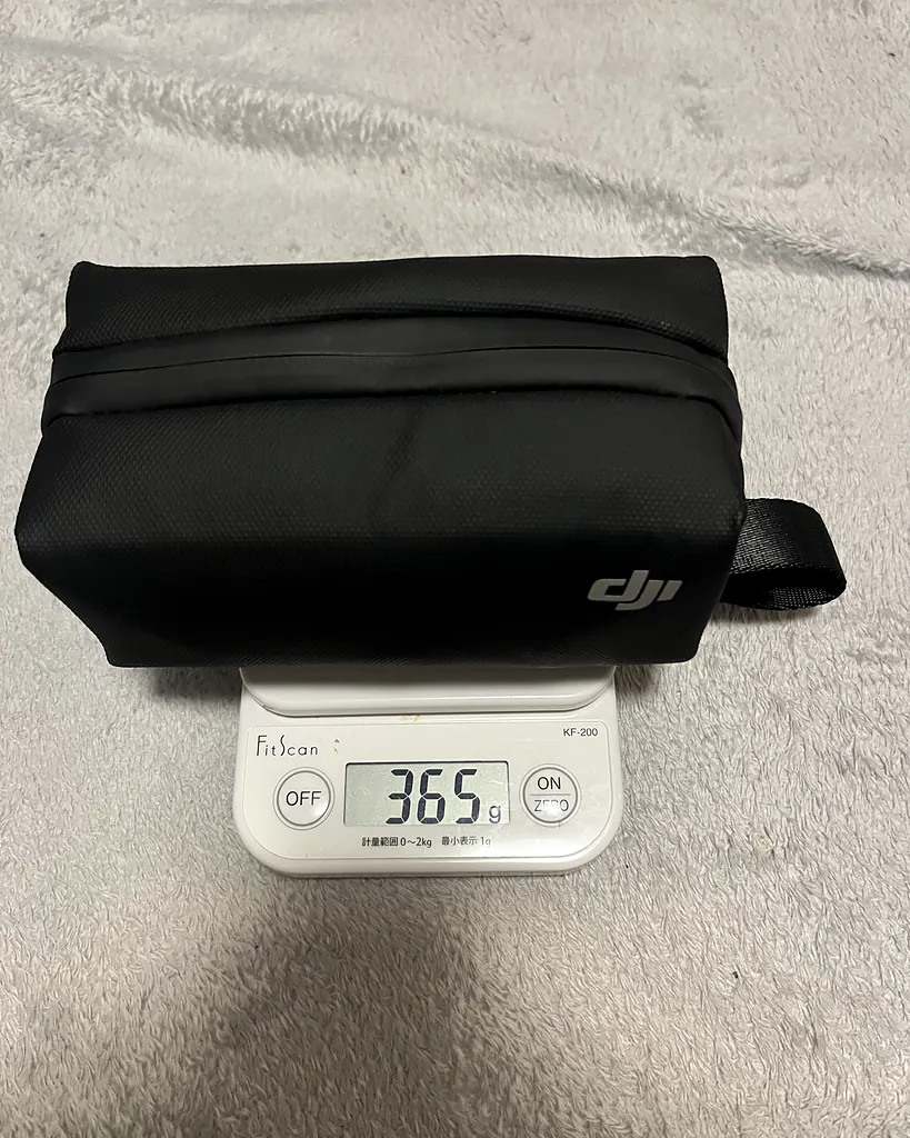 Pocket 3クリエイターコンボの付属品をキャリーバッグに入れてキッチンスケールに載せた写真。365g