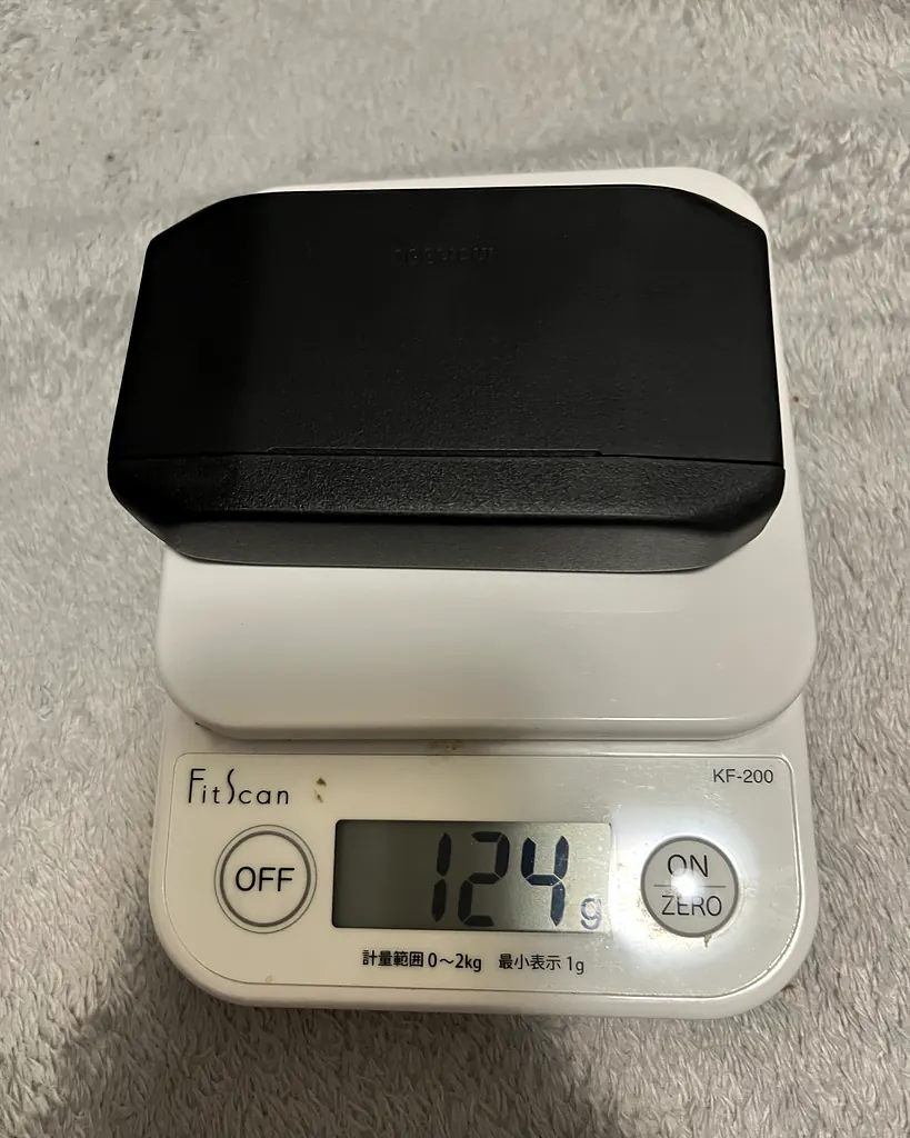Insta360 X6の急速充電ケース(予備バッテリー入り)をキッチンスケールに載せた写真。124g
