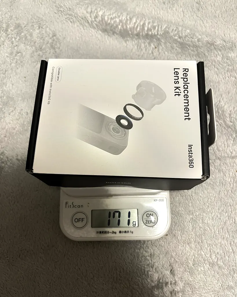 Insta360 X6の交換レンズキットを箱ごとキッチンスケールに載せた写真。171g