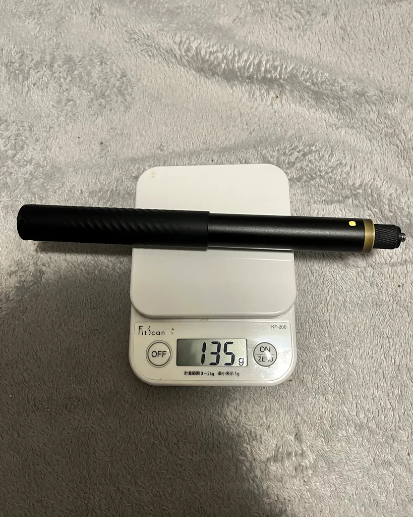 Insta360の114cm見えない自撮り棒をキッチンスケールに載せた写真。135g